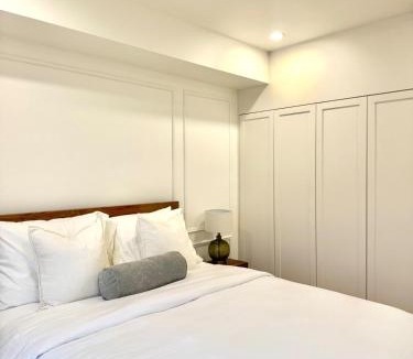 Oakwood Village Apartment | Sapphire Luxury 1BR Plus Sofa Bed Apartment