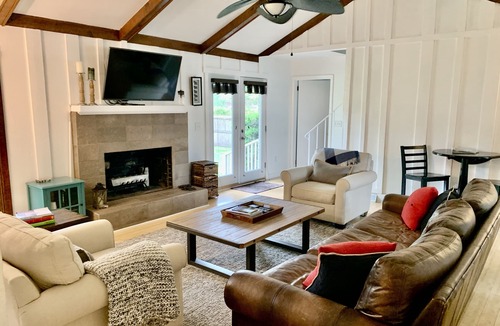 Mount Pleasant House | Sarah's Coastal Cottage-Near Shem Creek, Sullivan's Island, and Charleston!