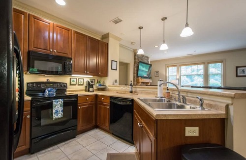 Maggie Valley Apartment | Scenic 2BR Condo w Porch Pool Near Slope Trails
