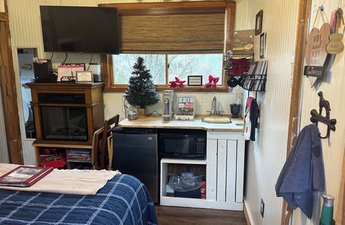 Chestnut Mound Bed & Breakfast | Scenic views and quiet comfort! The Piccolo private getaway @ Tuscany Inn