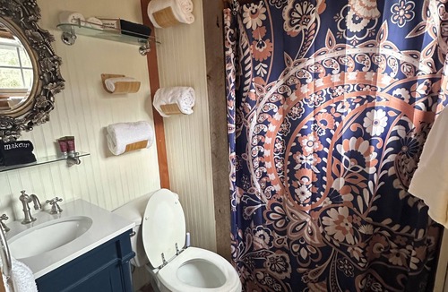 Chestnut Mound Bed & Breakfast | Scenic views and quiet comfort! The Piccolo private getaway @ Tuscany Inn