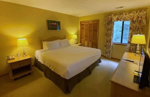 Sapphire Resort | Scenic Views! Minutes From Panthertown Valley Trail, 3 Pools, Free Parking