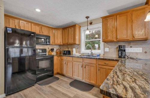 Blowing Rock Cabin | Scooby Shack - 10 mins to Main St Blowing Rock, hot tub, pool table