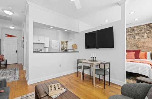 Maryville Apartment | Scot's Suite - Downtown Maryville Loft