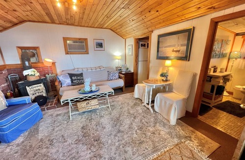 Standish Cottage | SEBAGO LAKE SHOREFRONT. MONDAY - FRIDAY RENTAL. SECLUDED BUT CLOSE TO DOWNTOWN.
