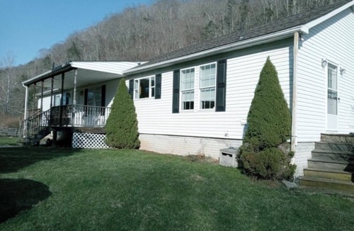 Blue Grass House | Secluded 3 bedroom home with creek in the back yard