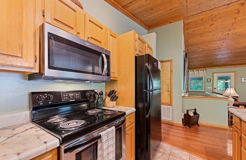 Maggie Valley House | Secluded 4 Bedroom with Hot Tub. 5 minutes to town. MC friendly and accessible!