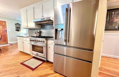 Sampson County House | Secluded Farmhouse Retreat - Groups & Pets Okay!