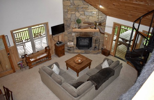 Burnsville Cabin | Secluded Mountain 4 Bedroom Cabin
