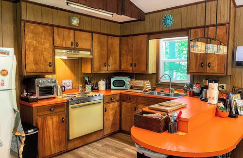 Jefferson Cabin | Secluded Mountain Cabin by the New River l Hot Tub + Game Room l Pet-friendly