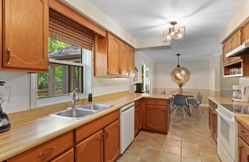 Kettle Point 44 Cottage | * See the Beach from the Porch Walk to Shore!