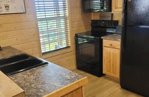 Bluewell Cabin | Serene 1-bedroom cabin located at Gold & Blue Cabins in Bluefield
