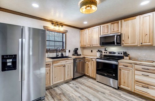 Bedford Cabin | Serene Couple's Getaway w/Mtn Views in Bedford!