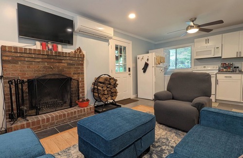 Bergton Cabin | Serenity Haven - dog-friendly cabin w/hot tub, firepit, grill, fireplace, Wi-Fi