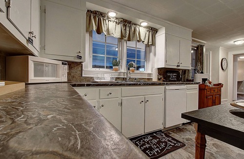 Shady Valley House | Shady Lane Farm Homestead - Mountain Retreat, Hot Tub, Fire Pit, Sleeps 10