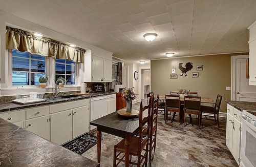 Shady Valley House | Shady Lane Farm Homestead - Mountain Retreat, Hot Tub, Fire Pit, Sleeps 10