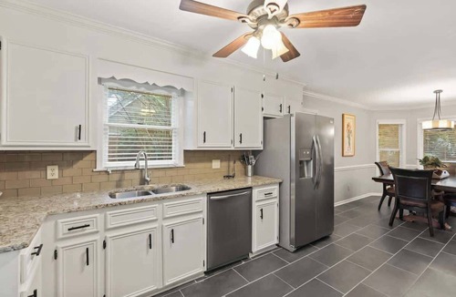 Columbia House | Short Drive To Ft. Jackson, Screened Porch, 3 TVs