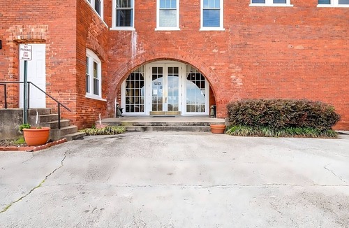 Abbeville House | Short Drive to Greenwood City Garden! FREE Onsite Parking, Breakfast!