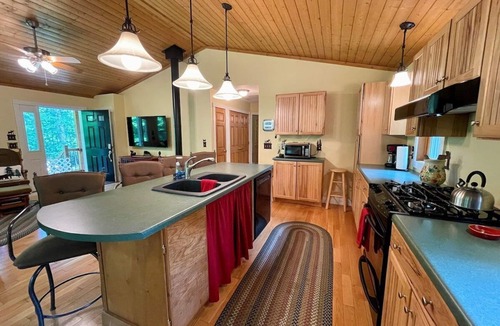 Crumpler Cabin | Simply Serene: Cozy Cabin, WIFI, AC, Hot Tub, Firepit, Covered Deck, Small Dog Friendly