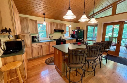 Crumpler Cabin | Simply Serene: Cozy Cabin, WIFI, AC, Hot Tub, Firepit, Covered Deck, Small Dog Friendly