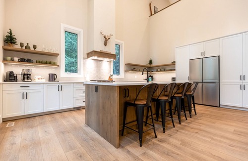 East Kootenay Ski Chalet | Ski In l 4 Bedrooms l Sleeps 10 Adults
