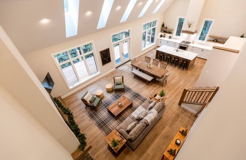 East Kootenay Ski Chalet | Ski In l 4 Bedrooms l Sleeps 10 Adults