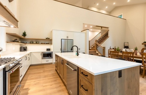 East Kootenay Ski Chalet | Ski In l 4 Bedrooms l Sleeps 10 Adults