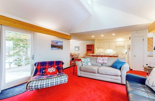 Carrabassett Valley House | Ski-in/ski-out mountainside townhouse w/fireplace, fast WiFi, washer/dryer