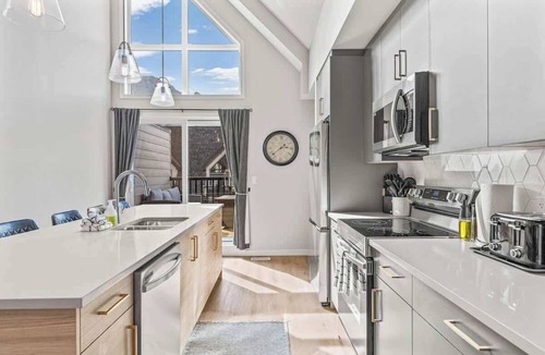 Canmore Apartment | Sky Mtn Resort- Private Garage, Hot Tub, Pool