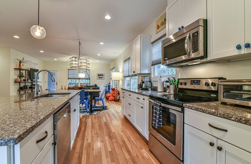 East End - Valley Street House | Skyloft – Walkable to downtown AVL, Family Friendly and two decks