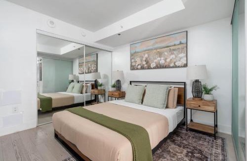 Bay Cloverhill Apartment | Sleek Urban 1BD with Den next to Yorkville