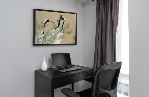 Bay Cloverhill Apartment | Sleek Urban 1BD with Den next to Yorkville