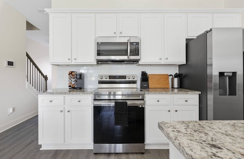 Huntcliff House | Sleeps 6 - 12 min from Fort Jackson - EV Charger & Pet Friendly!