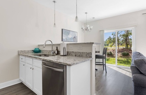 Huntcliff House | Sleeps 6 - 12 min from Fort Jackson - EV Charger & Pet Friendly!