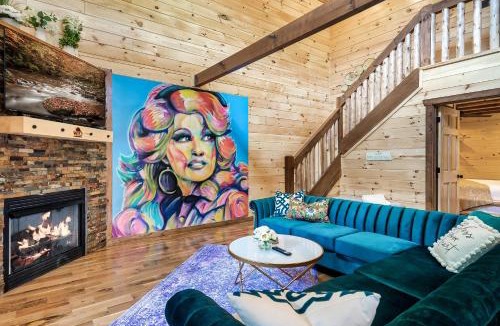White Oak Lodge House | SmokiesBoutiqueCabins would love to host you at Dolly's Cute Cabin! 4 Suites with Private Bathrooms - Hot Tub, Fire Pit, Game Room, Resort Pool open Memorial Day through Labor Day!