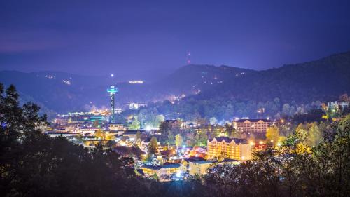 Black Bear Falls Ski Chalet | Smoky Mountain Escape 3BR3BA Cabin w Hot Tub, Game Room, & Resort Pool , WIFI, Resort Pool