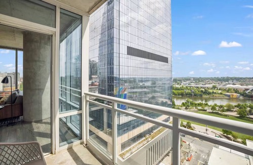 Sobro Apartment | SoBro Getaway w/Enjoy Stunning Skyline Views | Walk to Broadway& Music Hall|