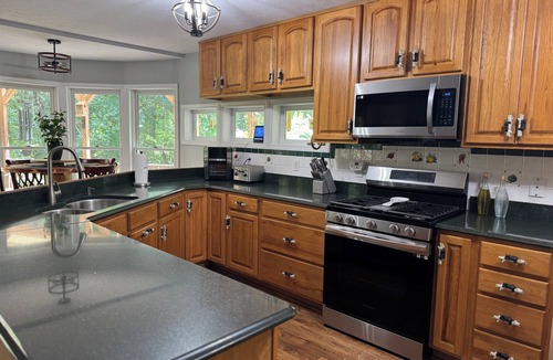 Franklin House | Solace Mountain Cozy Mountain Retreat with Game Room, sleeps 9, Wifi, private