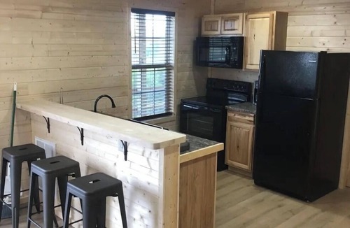 Bluewell Cabin | Soothing 1-bedroom cabin located at Gold & Blue cabins in Bluefield