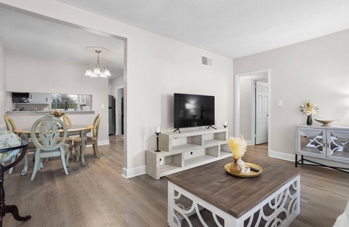 Forest Acres House | Spacious 2 Bedroom walking distance to shopping and Dining.