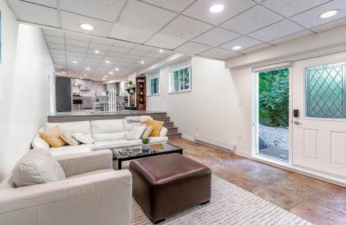 Canyon Heights House | Spacious 3BR Guest Suite by the Creek In North Vancouver Sleeps 6, Free Parking