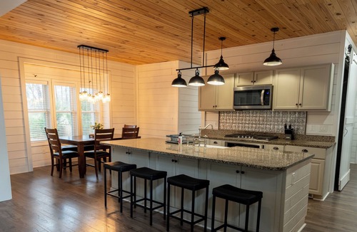 Appling House | Spacious 4-bedroom farmhouse in beautiful Appling with AC