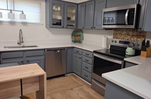 McAlpine Apartment | Spacious 4-bedroom Mid Century Modern Condo Furnished All-Inclusive Sleeps 7
