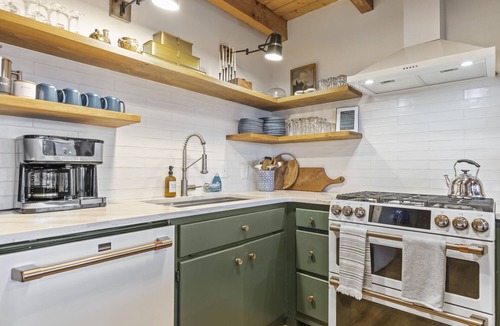 Blairsville Cabin | Spacious 4BR Mountain Cabin Sleeps 10 on 14 acres! Hot tub, Game room. VIEWS