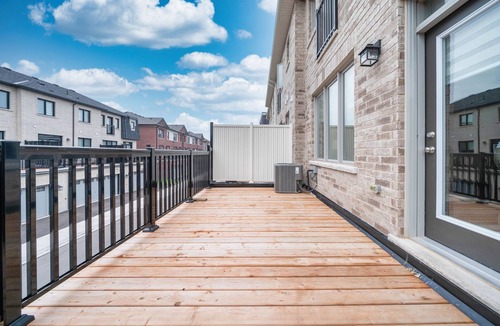 Oakville House | Spacious 4BR Oakville Townhome with Free Parking
