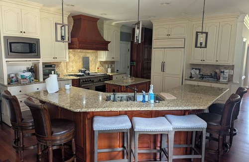 Providence Forge House | Spacious 5-bedroom house in Providence Forge with WiFi, fitness, golf, casino