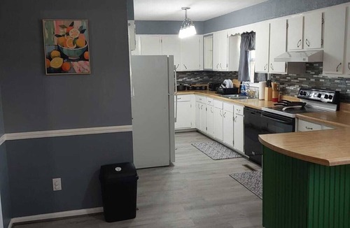 West Wytheville House | Spacious 5-bedroom house in serene Wytheville with AC