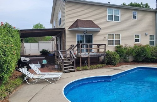 Grovetown House | Spacious 5-bedroom house sleeps 11 in Martinez with WiFi, fitness room,pool,spa