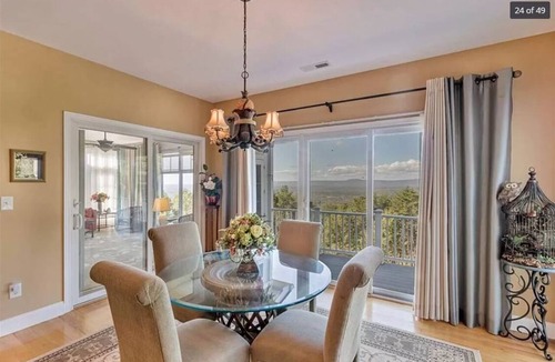Salem House | Spacious 5-bedroom house with WiFi and mountain views!