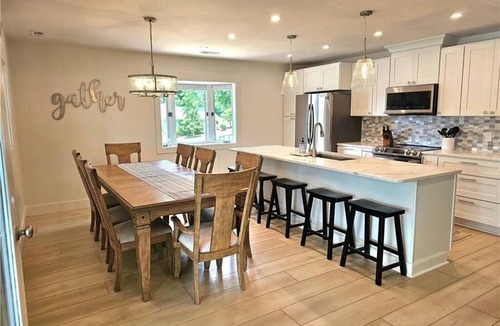 New London House | Spacious 5-bedroom water front house on Badin Lake, New London NC, SLEEPS 18